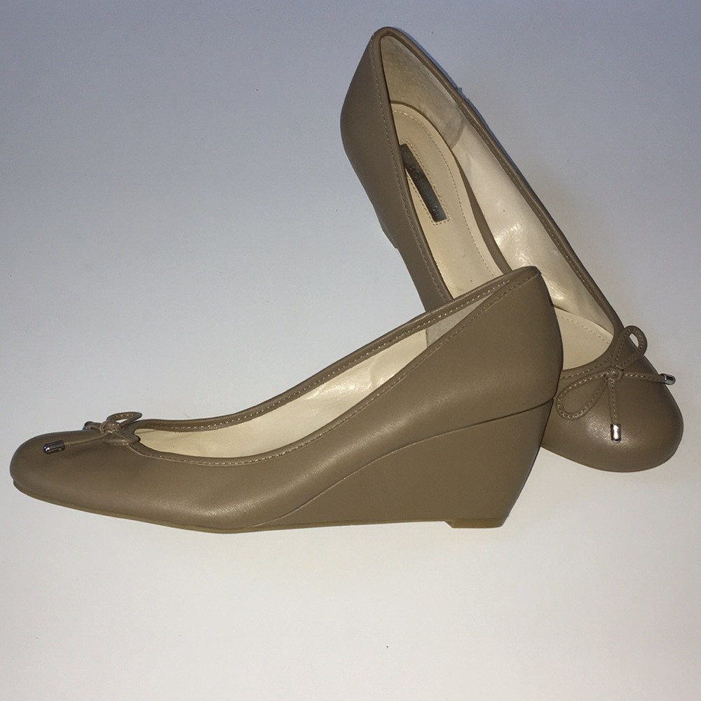 9.5 BCBGeneration wedge heel pumps bow slip on new